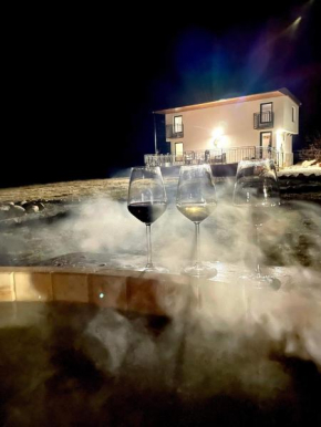 Holiday Nature House, Izvoare